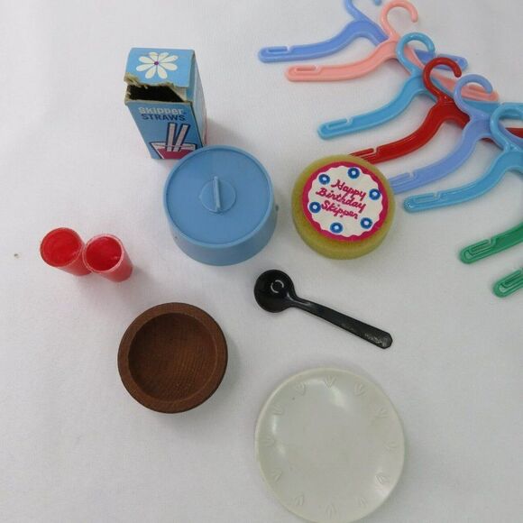 Skipper's Doll Party Accessory Lot Cake Cover Bowl Spoon Plate Glasses Straw Box - Picture 3 of 11